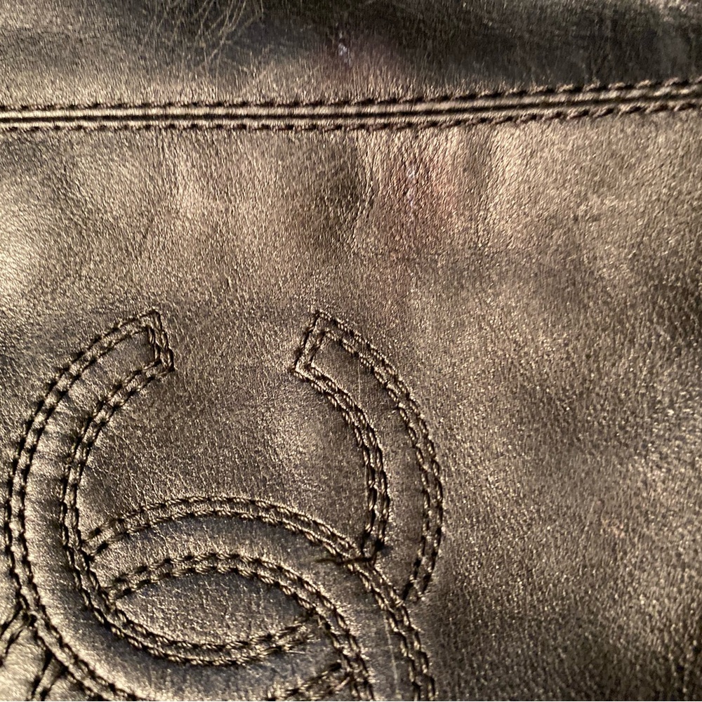 Chanel Rare tasteful understated embossed bag with tortoise shell accent. - Picture 8 of 15